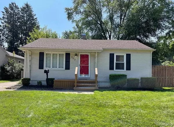 902 E WINDEMERE Avenue, Royal Oak, MI 48073