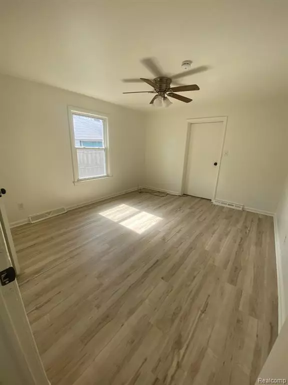 Wayne, MI 48184,3512 BARRY Street