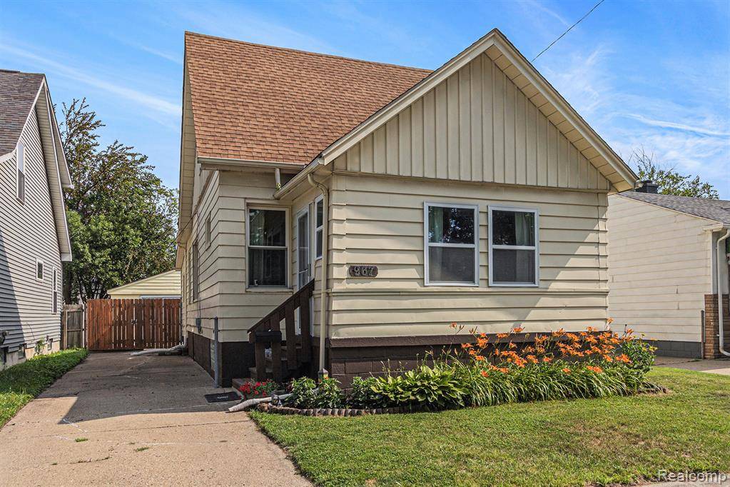 967 E Coy Avenue, Hazel Park, MI 48030