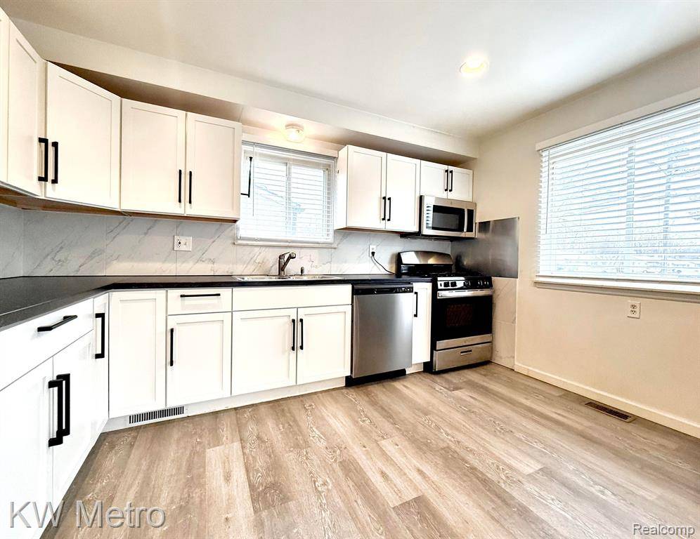 Oak Park, MI 48237,13231 ALBANY Street