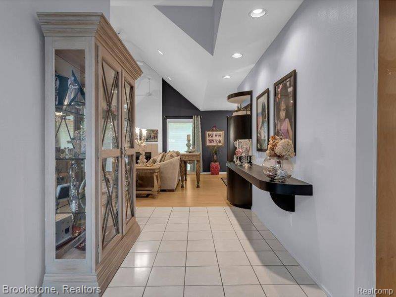 West Bloomfield, MI 48323,5348 Fairway Court