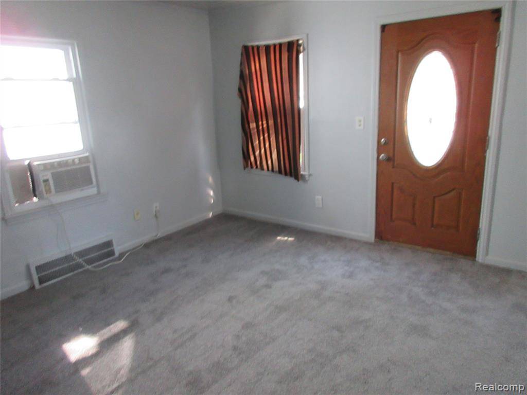 Grosse Pointe Woods, MI 48225,18532 Roscommon Street