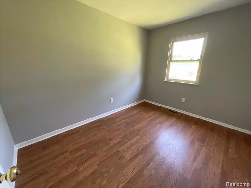 Lapeer, MI 48446,942 Angle Road