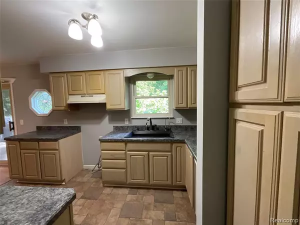 Lapeer, MI 48446,942 Angle Road