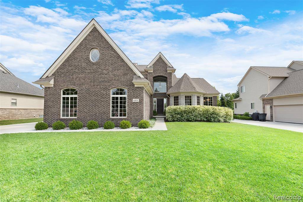 689 Pine Ridge Avenue, Oxford, MI 48371