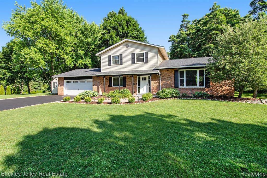 1049 Hillcrest Avenue, Brighton, MI 48116