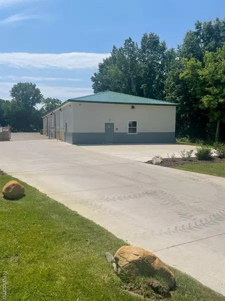 592 E Lakeville Road, Lake Orion, MI 48371