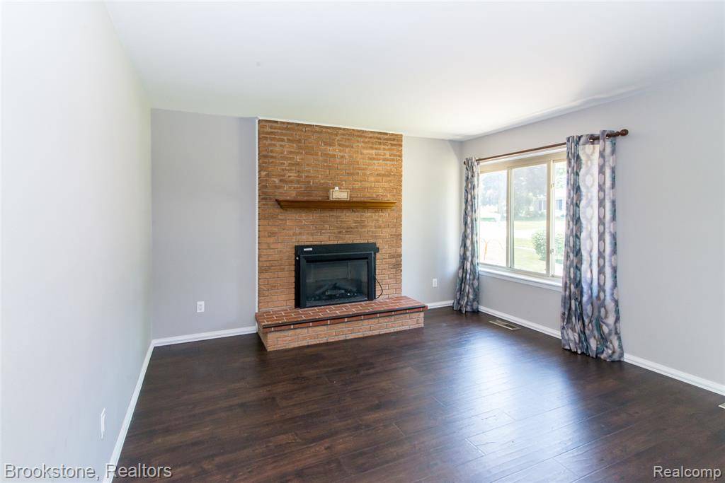 Walled Lake, MI 48390,1986 Greenmeadow Drive