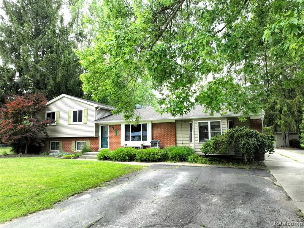 Pinckney, MI 48169,9100 Mayfred Drive