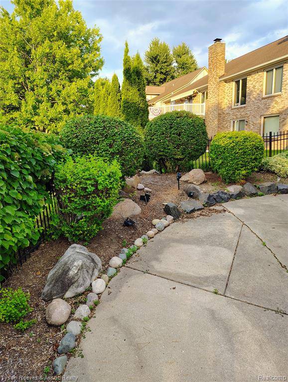 Farmington Hills, MI 48335,22770 Shadowglen Drive