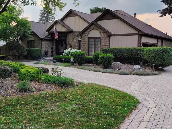 Farmington Hills, MI 48335,22770 Shadowglen Drive