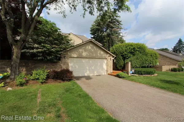 West Bloomfield, MI 48323,4027 Foxpointe Drive