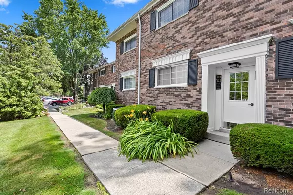 Bloomfield Hills, MI 48304,532 E Fox Hills Drive