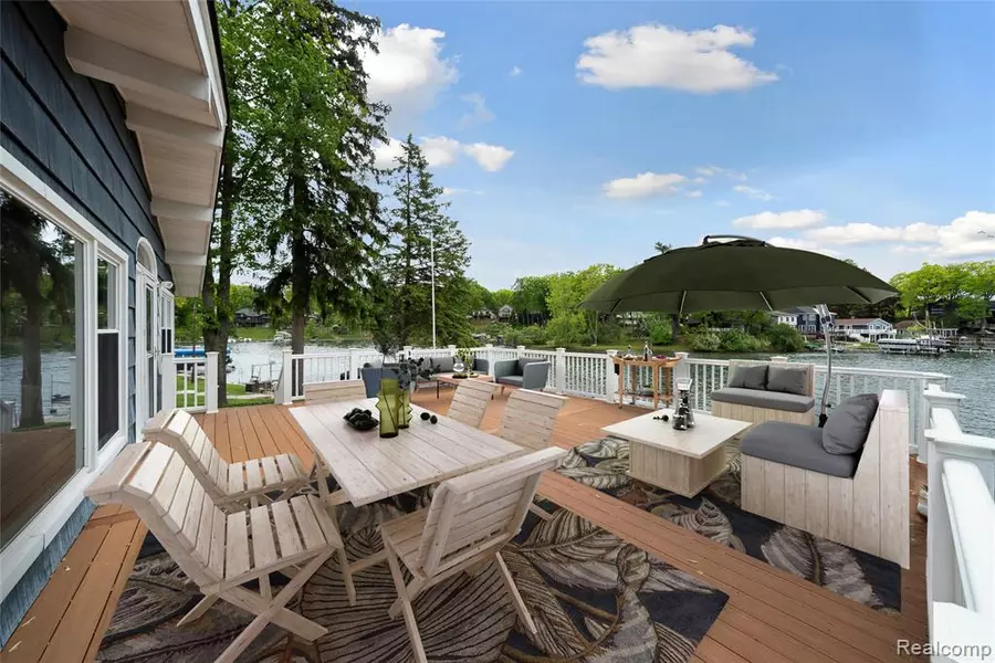 2009 RIDGE Road, White Lake, MI 48383