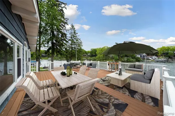 2009 RIDGE Road, White Lake, MI 48383