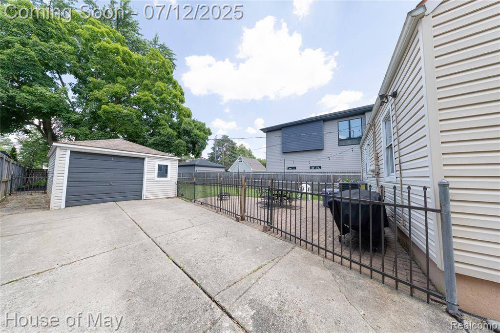 Birmingham, MI 48009,1943 Hazel Street