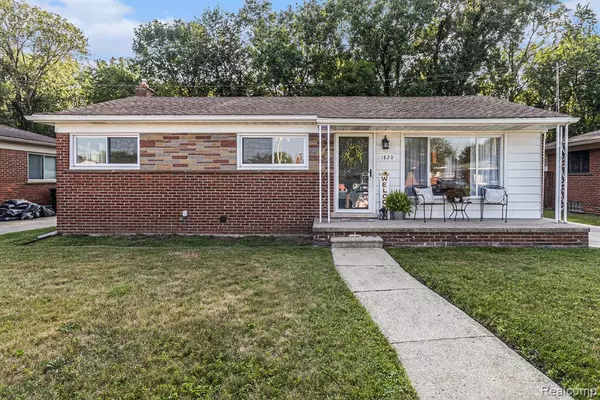 1820 W Longmeadow Road, Trenton, MI 48183