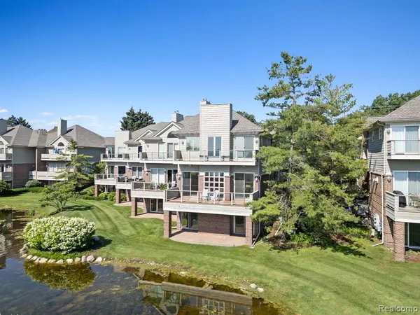West Bloomfield, MI 48324,3782 PINE LAKE KNOLL Drive