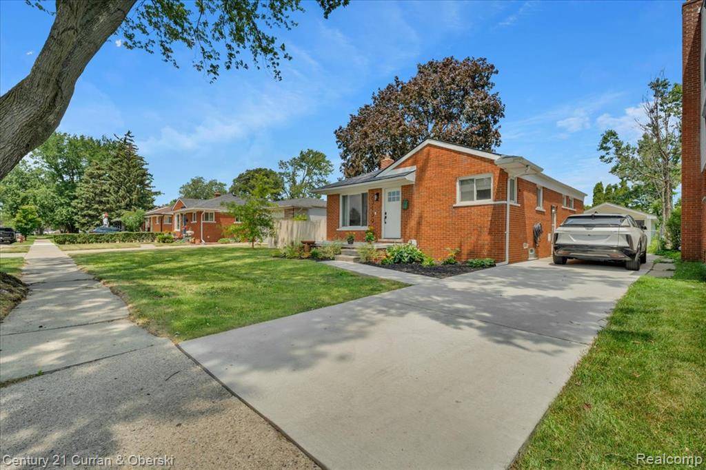 Saint Clair Shores, MI 48082,23139 Deziel Street
