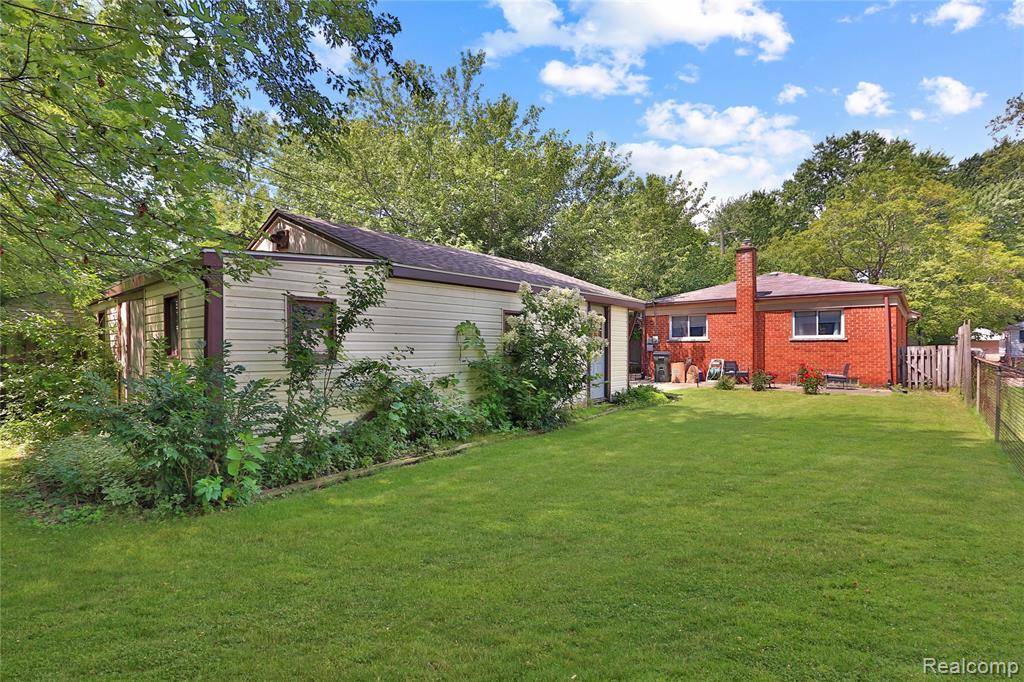 Saint Clair Shores, MI 48080,24916 Labadie Street