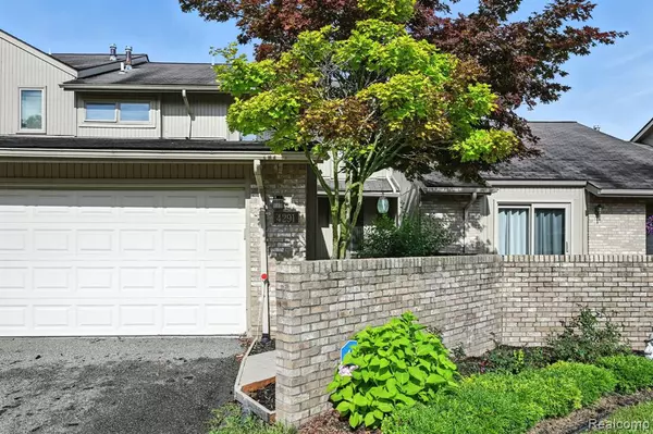 4291 Foxpointe Drive, West Bloomfield, MI 48323