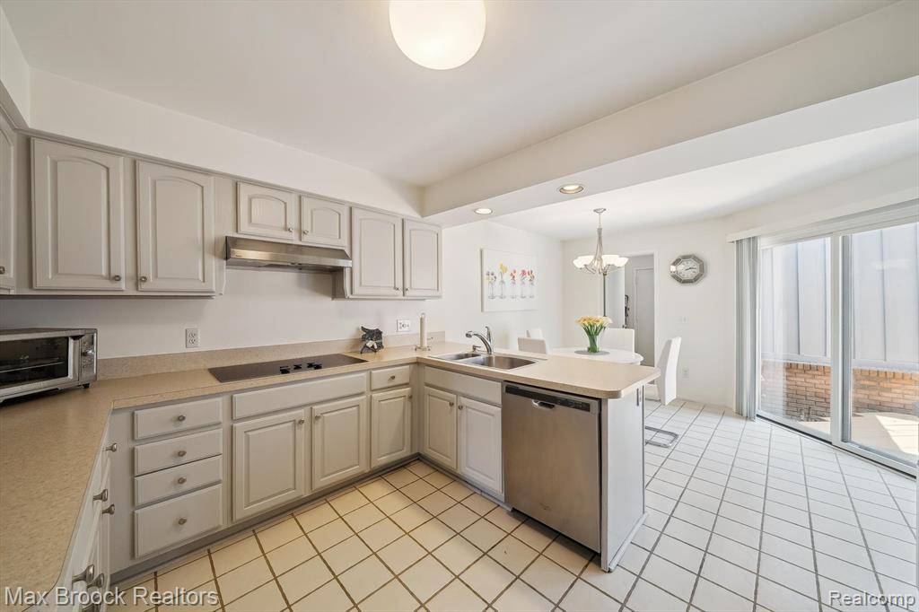 Farmington Hills, MI 48334,28418 Venice Circle