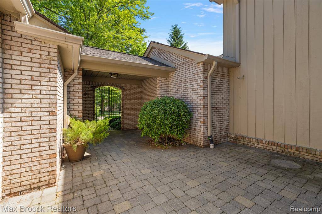 Bloomfield Hills, MI 48304,1461 Woodglen Lane