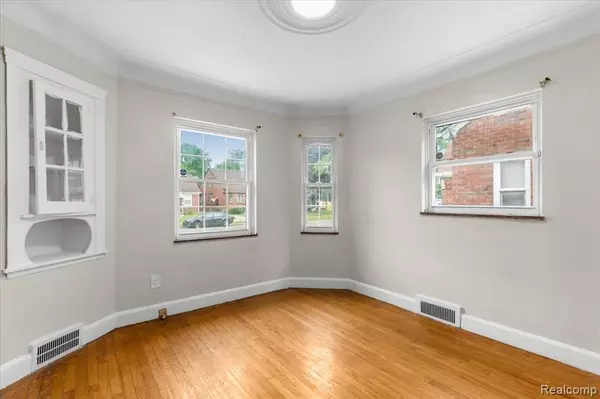 Grosse Pointe, MI 48224,11110 Wayburn Street