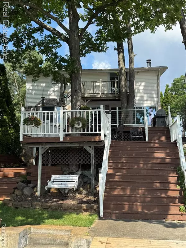Lake Orion, MI 48362,423 Shady Oaks Street