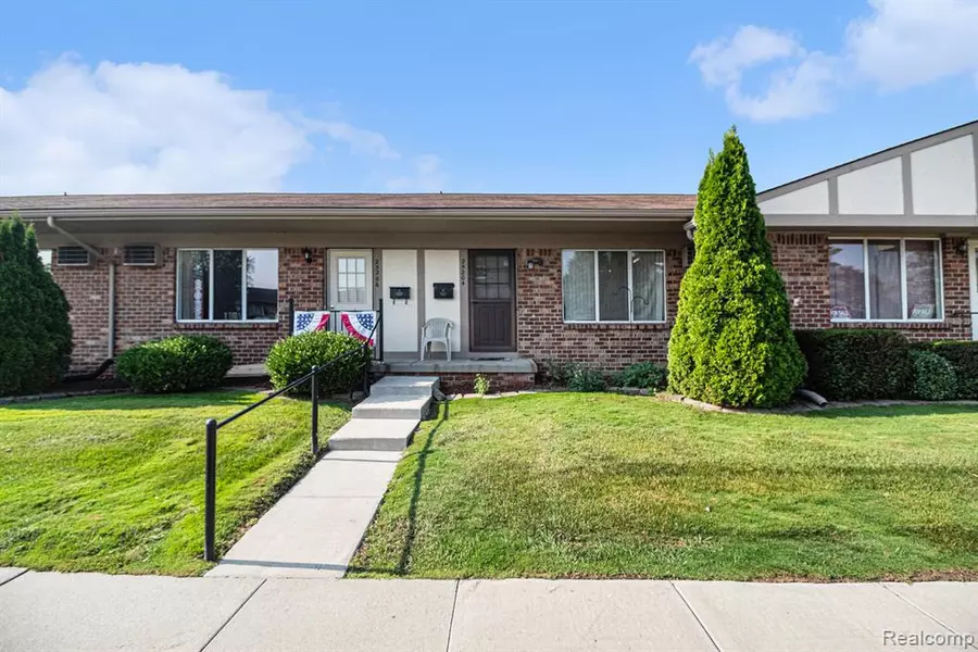 25204 Franklin Ter, South Lyon, MI 48178