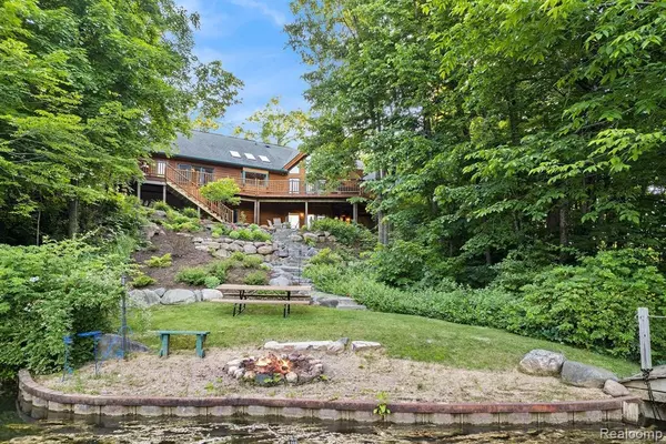 4693 Hegel Road, Goodrich Vlg, MI