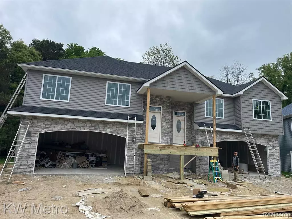 Fenton, MI 48430,180 Whispering Pines Drive