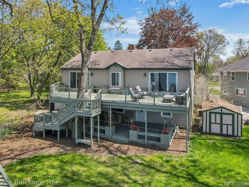 3085 WHITFIELD Drive, Waterford, MI 48329