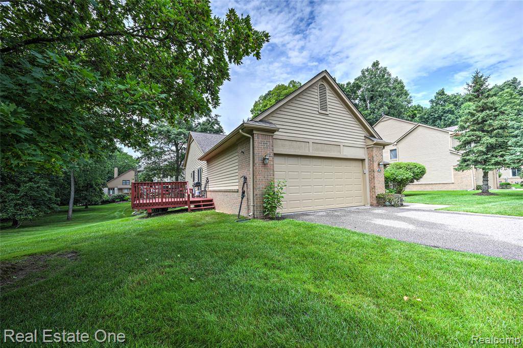 West Bloomfield, MI 48323,7071 Deerwood Trail