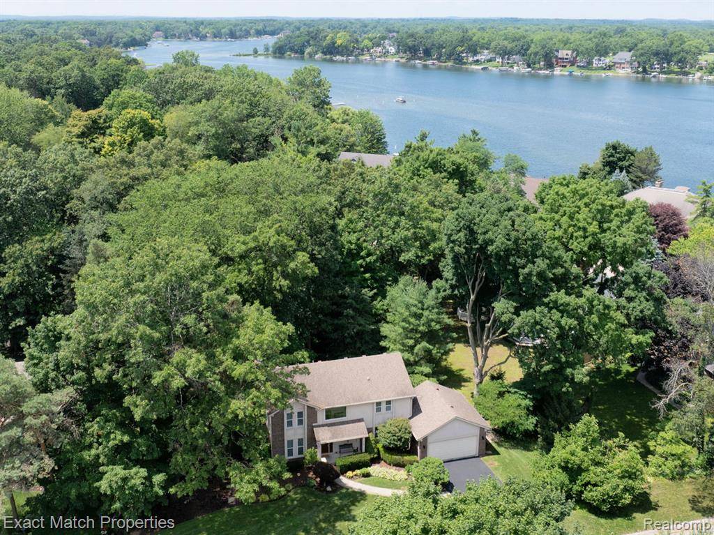 3742 Hearthstone Drive, Commerce Twp, MI 48382