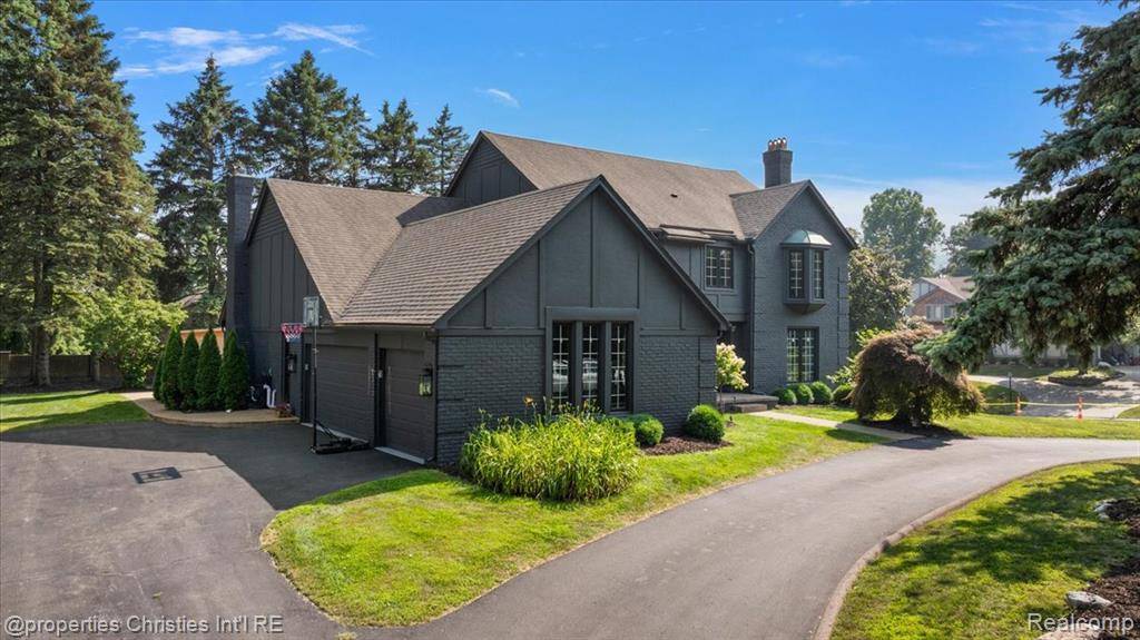 Bloomfield Hills, MI 48304,706 Great Oaks Drive