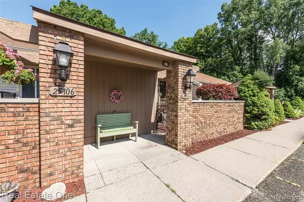 25104 HAMILTON Court, South Lyon, MI 48178