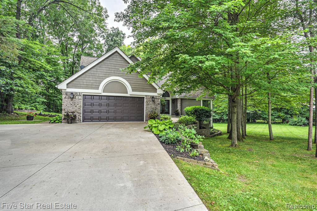1150 Rolling Pines Drive, Ortonville, MI 48462