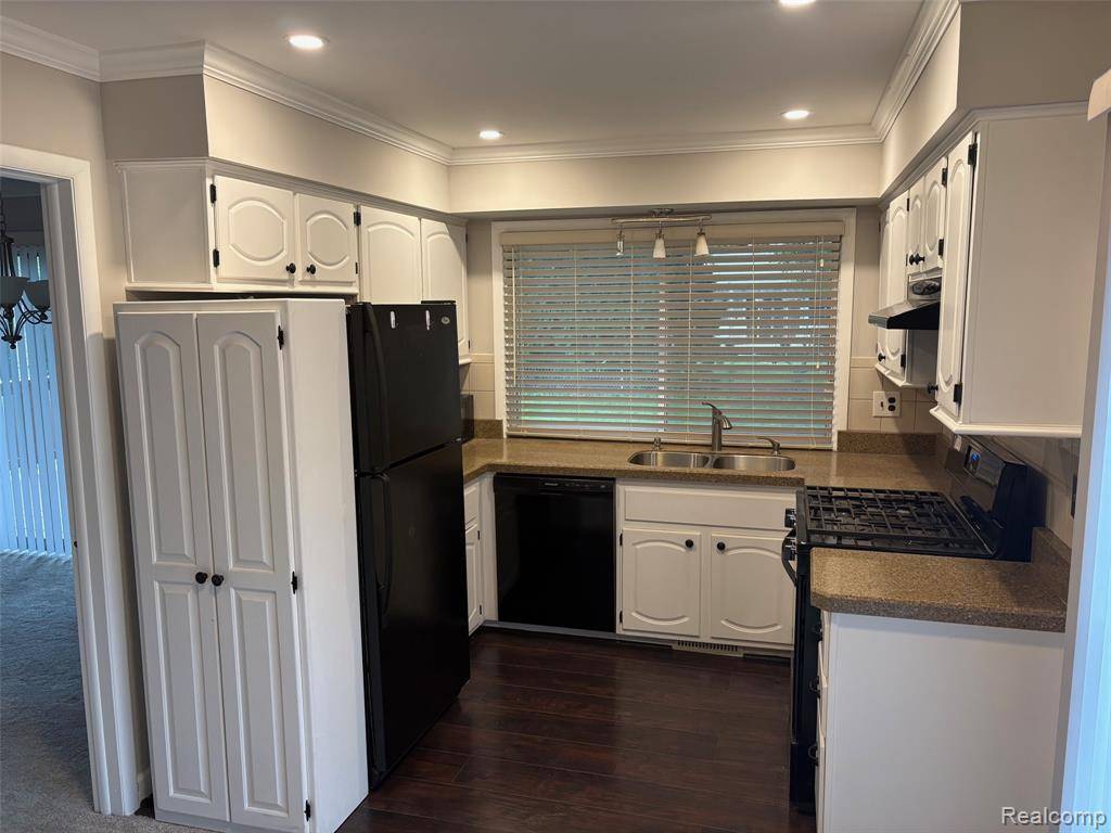 Novi, MI,22621 Brookforest