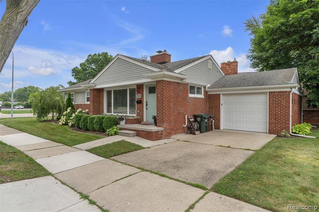 Grosse Pointe Woods, MI 48236,765 Vernier Road
