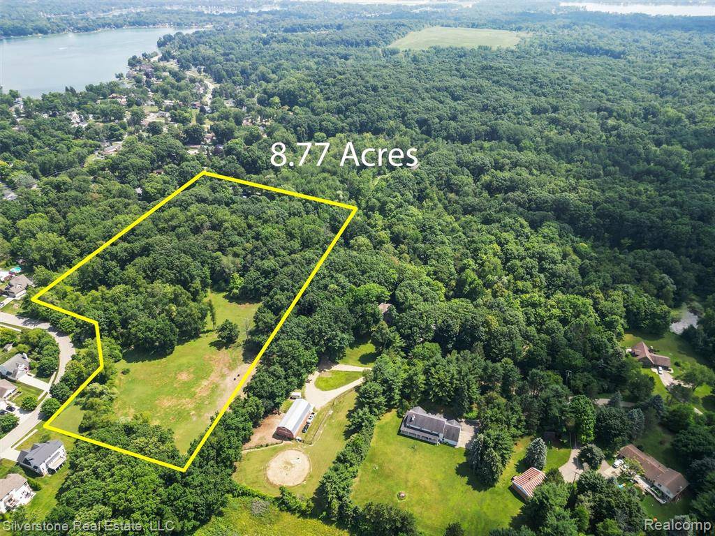 000 West Pointe Dr, Waterford, MI 48329