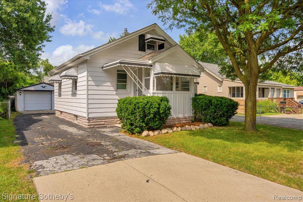 Royal Oak, MI 48073,1221 E 13 Mile Road Road