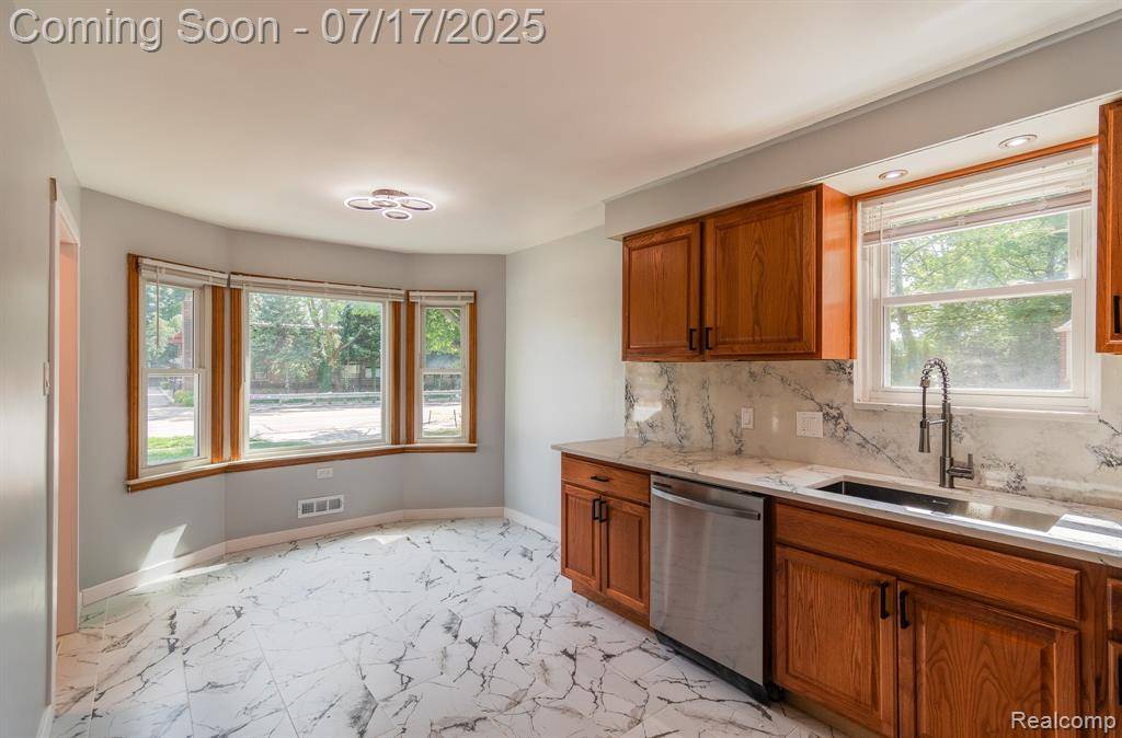 Royal Oak, MI 48073,3914 W 13 Mile Road