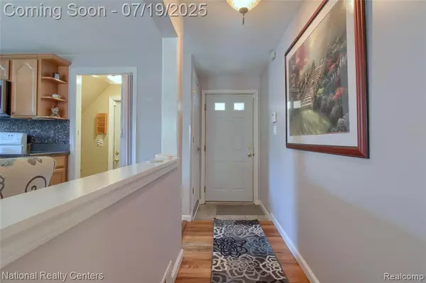 Farmington Hills, MI 48336,22073 Tredwell Avenue
