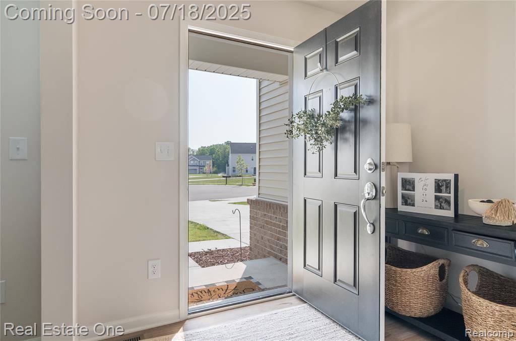 Waterford, MI 48328,520 Lake Village