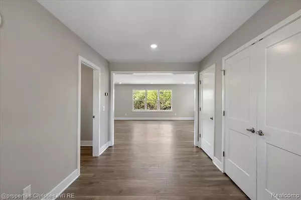 South Lyon, MI 48178,565 W Lake Street