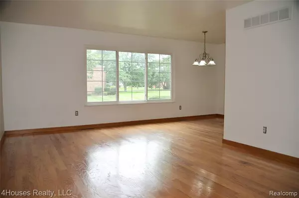 Bloomfield Hills, MI 48304,737 E Fox Hills Drive