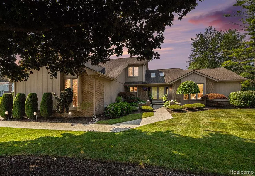 2033 Sundew Drive, Troy, MI 48098