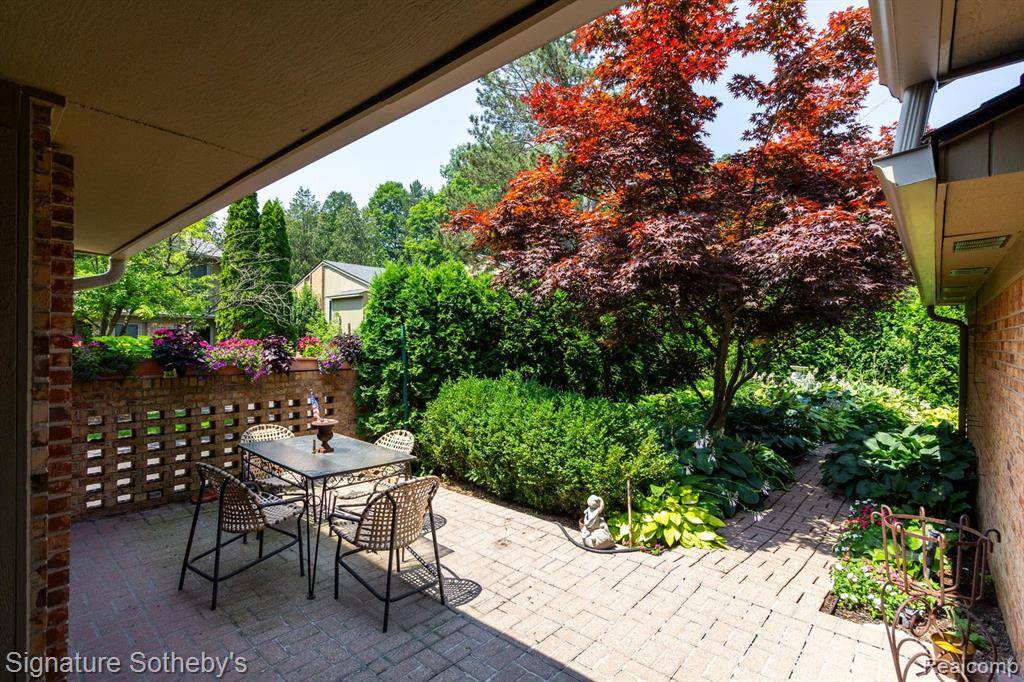 Bloomfield Hills, MI 48304,709 Arbor Court