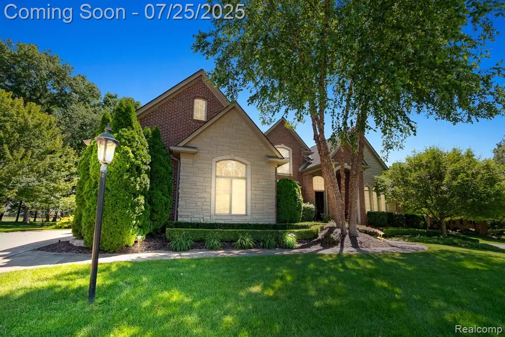 South Lyon, MI 48178,23737 Pointe O Woods Court